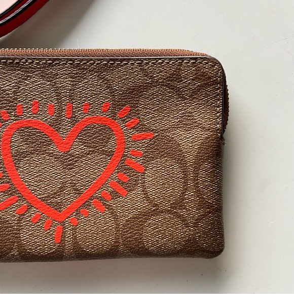 Coach wristlet Logo printed with Heart - Picture 2 of 9